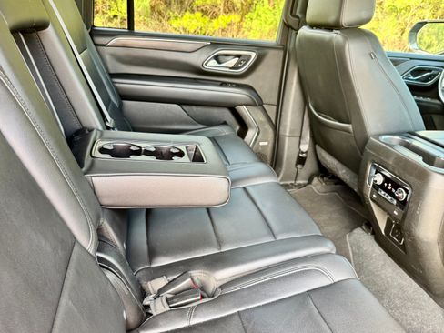 Used 2021 Chevrolet Suburban LT RWD image 17