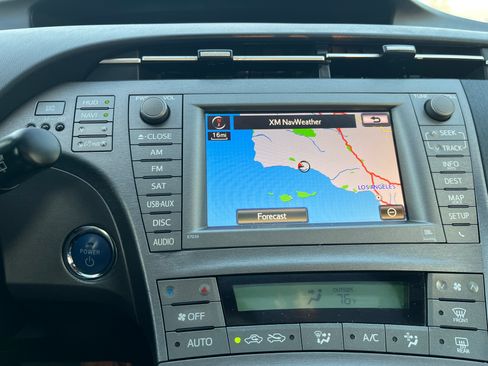 Used 2015 Toyota Prius Four w/ Deluxe Solar Roof Package FWD image 17
