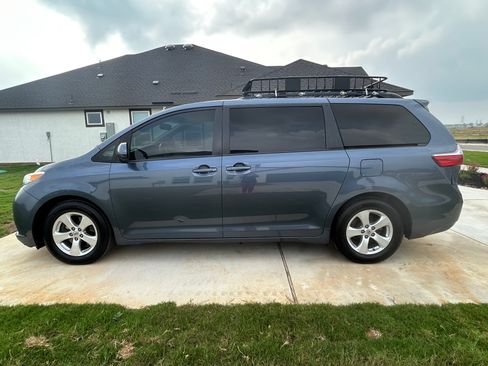 Used 2017 Toyota Sienna LE image 6