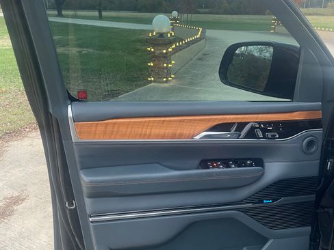 Used 2022 Jeep Grand Wagoneer Series II w/ Convenience Group III image 14