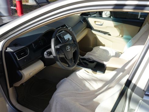 Used 2015 Toyota Camry LE image 14