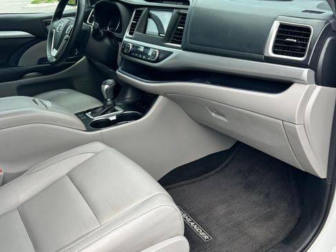 Used 2018 Toyota Highlander XLE AWD/4WD image 10