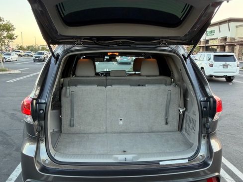 Used 2019 Toyota Highlander LE w/ Carpet Mat Package (TMS) FWD image 10