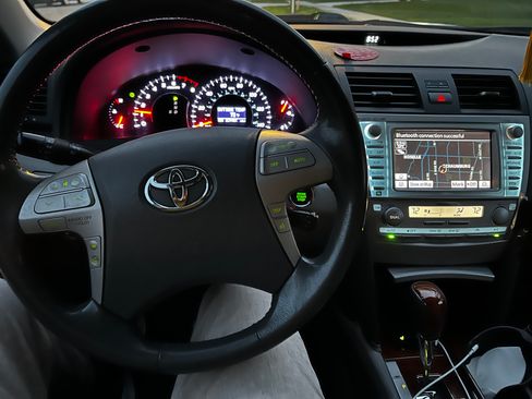 Used 2011 Toyota Camry XLE w/ SE/XLE Extra-Value Pkg FWD image 6