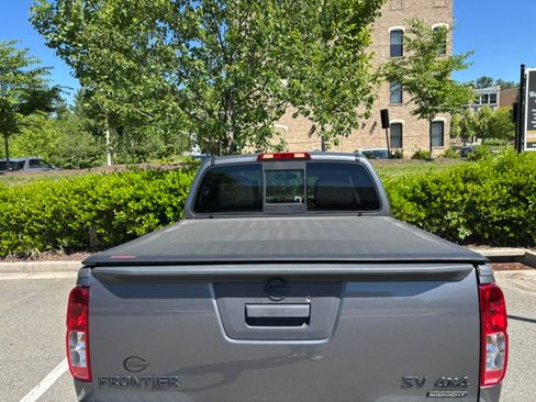 Used 2021 Nissan Frontier SV w/ Midnight Edition Floor Mats AWD/4WD image 2