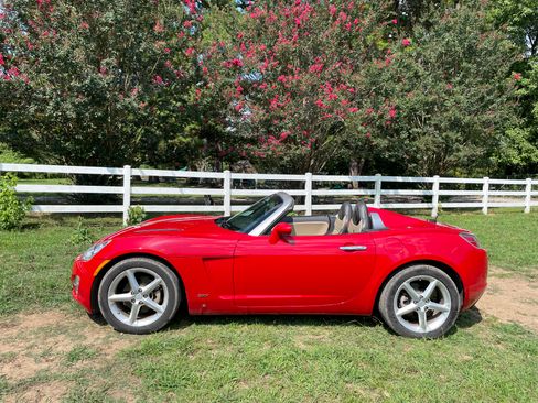 Used 2008 Saturn Sky w/ Premium Trim Package image 2