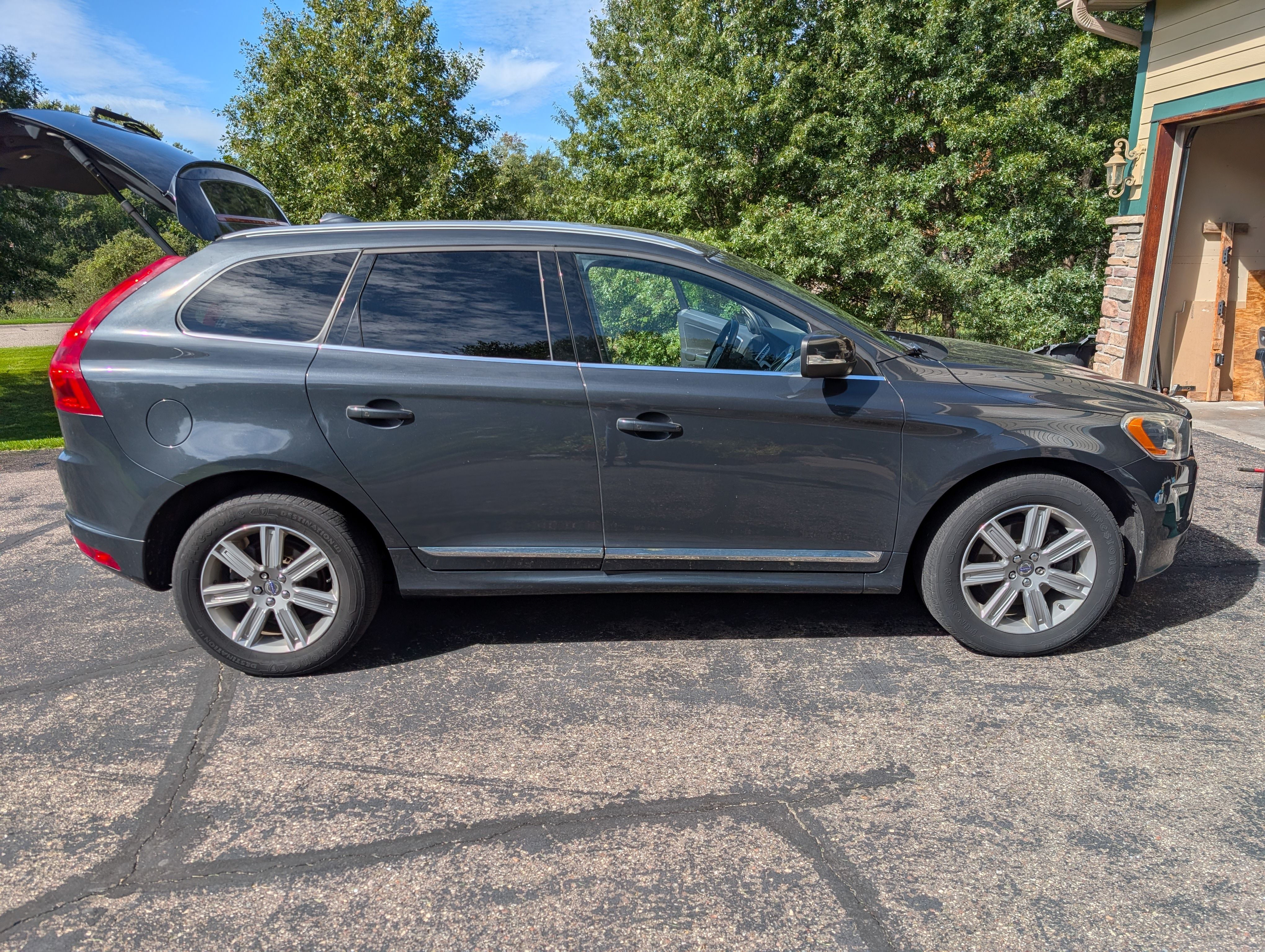 Used 2016 Volvo XC60 T6 w/ Proximity Package AWD/4WD image 1