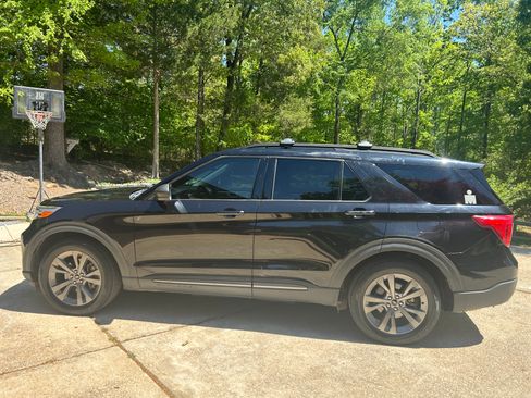 Used 2021 Ford Explorer XLT w/ Equipment Group 202A RWD image 1