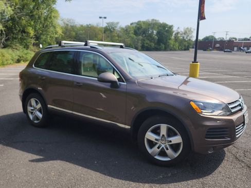 Used 2012 Volkswagen Touareg TDI image 5