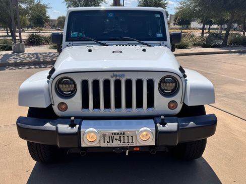 Used 2016 Jeep Wrangler Unlimited Sahara w/ Connectivity Group AWD/4WD image 2