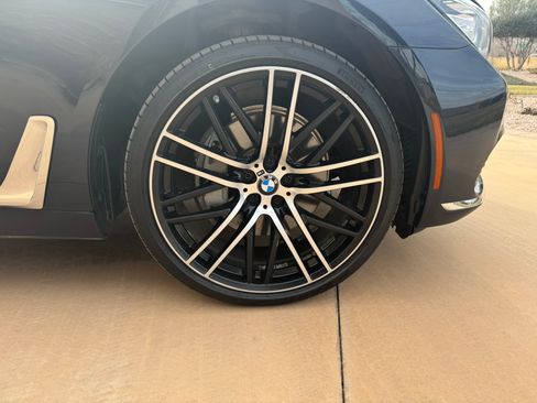 Used 2016 BMW 740i image 10