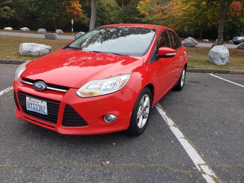 Used 2012 Ford Focus SE w/ SE Sport Pkg image 4