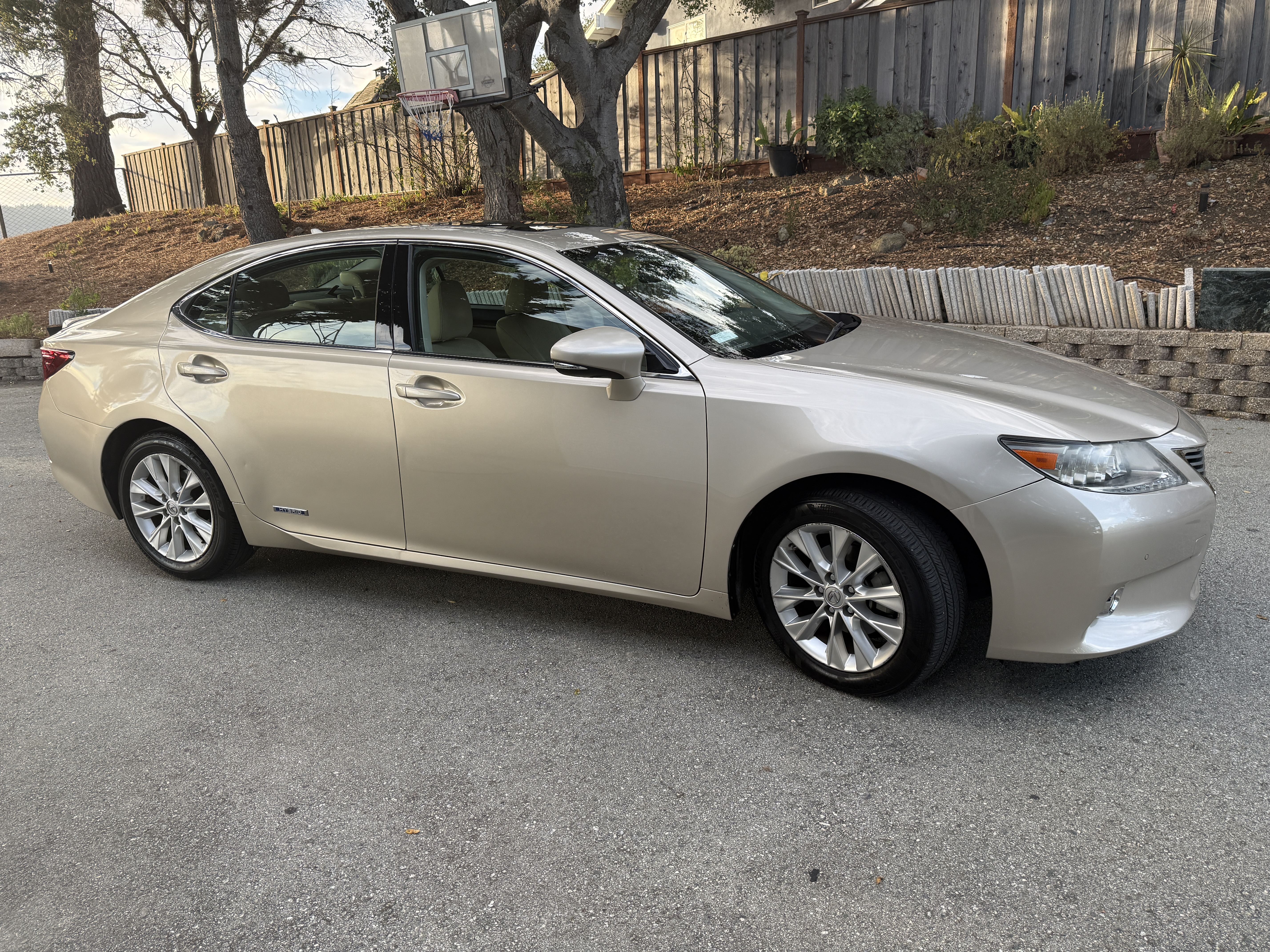 Used 2013 Lexus ES 300h w/ Luxury Pkg FWD image 1