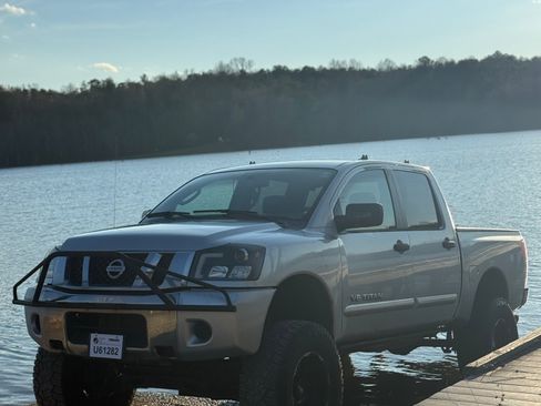Used 2009 Nissan Titan SE w/ SE Drivers Convenience Pkg image 12