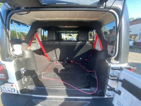 Used 2018 Jeep Wrangler Unlimited Rubicon image 16