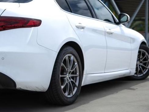 Used 2020 Alfa Romeo Giulia RWD image 11