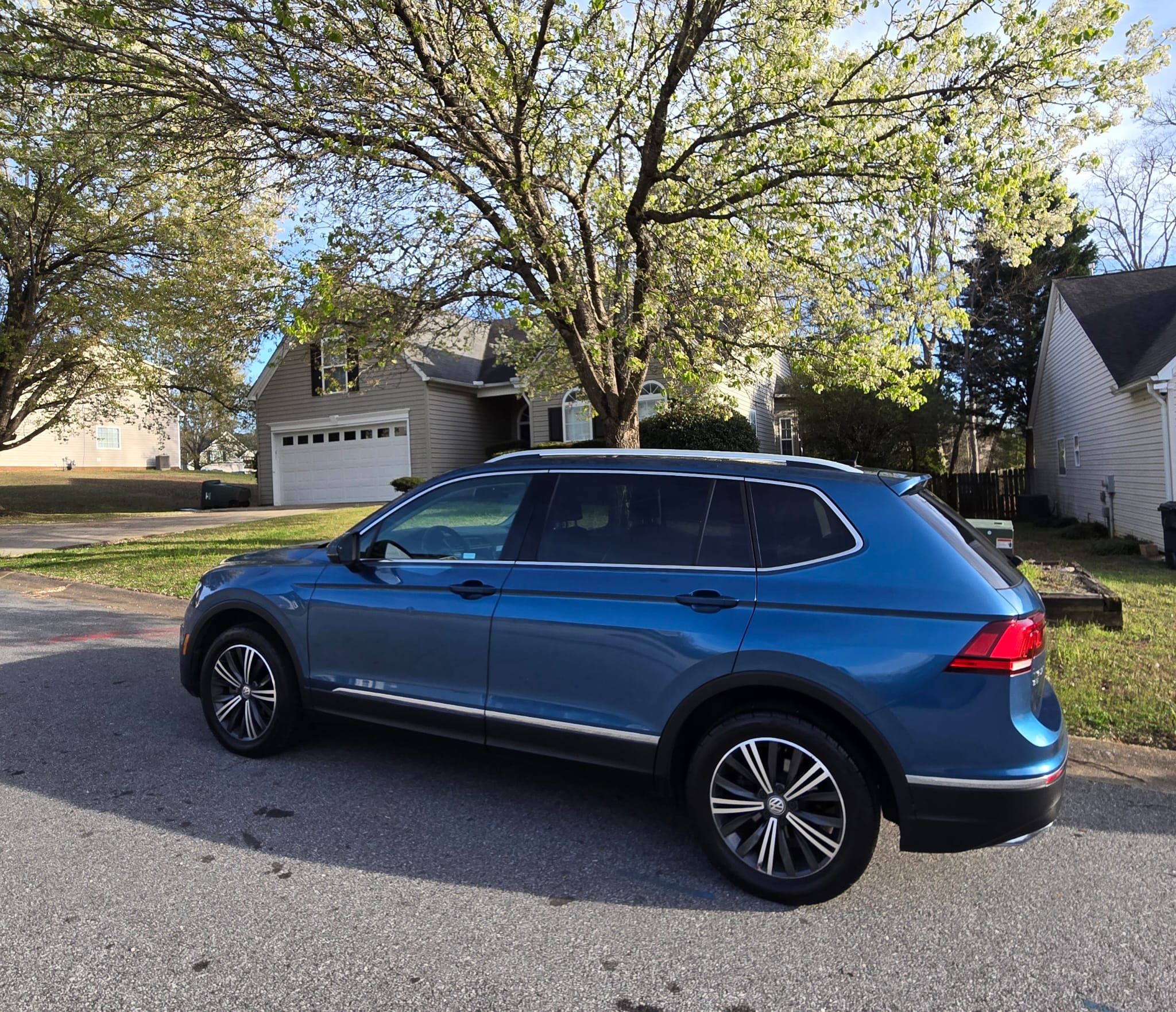 Used 2018 Volkswagen Tiguan SEL AWD/4WD image 1