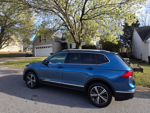 Used 2018 Volkswagen Tiguan SEL image 1