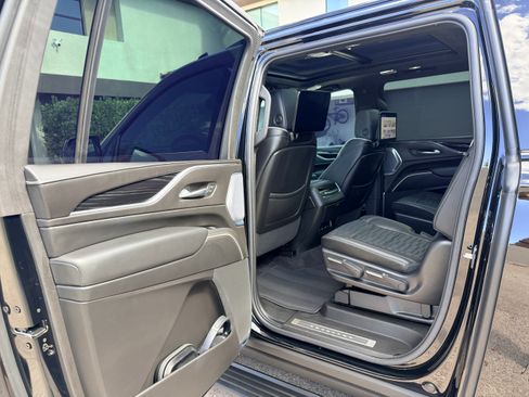 Used 2023 Cadillac Escalade ESV V w/ LPO, ONYX Package AWD/4WD image 13