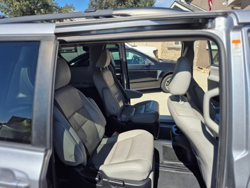 Used 2018 Toyota Sienna Limited w/ Carpet Mat Package image 15
