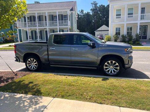 Used 2022 Chevrolet Silverado 1500 High Country w/ Technology Package AWD/4WD image 6