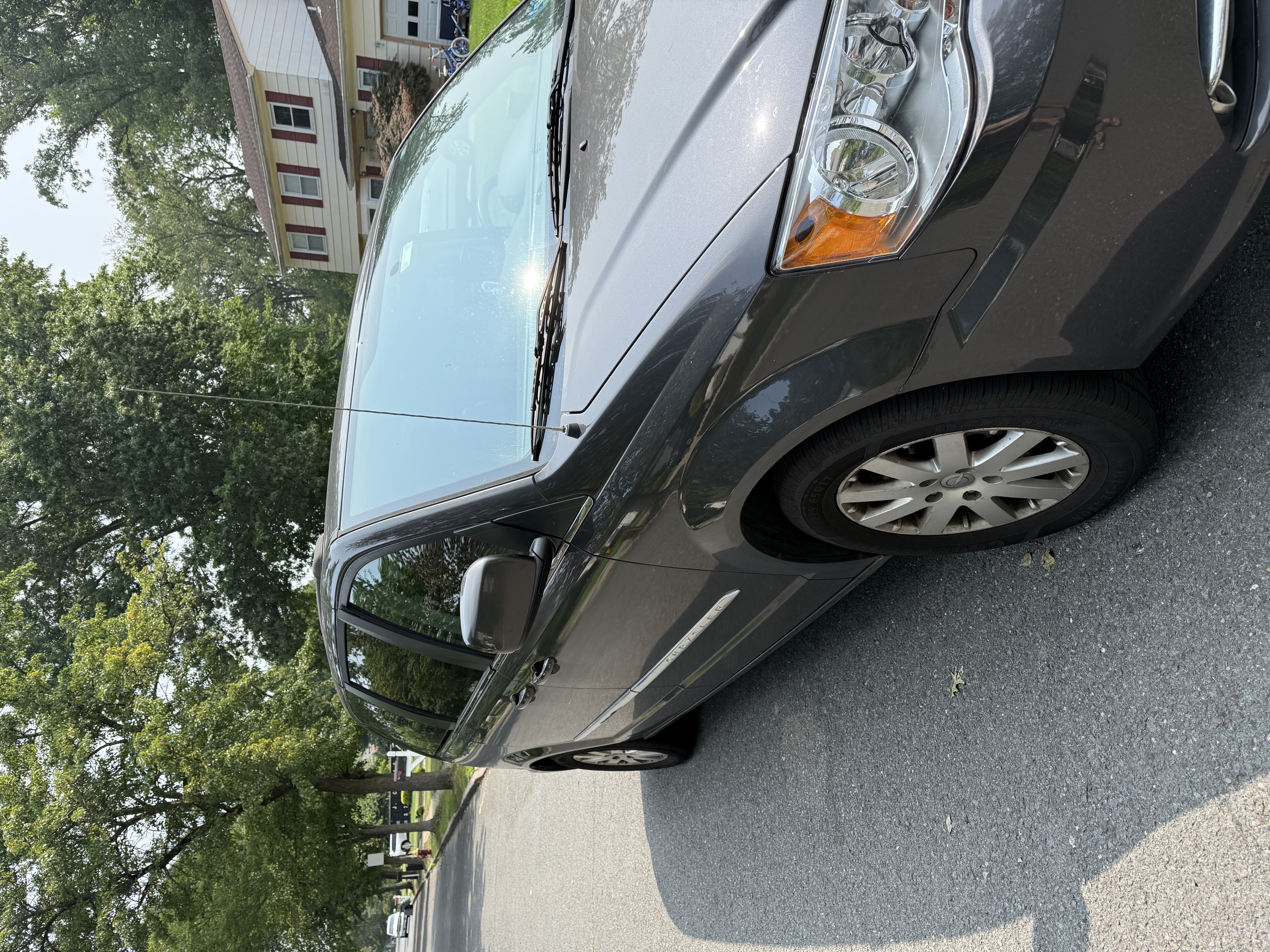 Used 2016 Chrysler Town & Country Touring FWD image 11