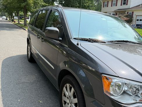 Used 2016 Chrysler Town & Country Touring FWD image 11