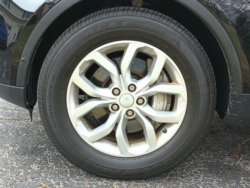 Used 2020 Land Rover Discovery SE image 17