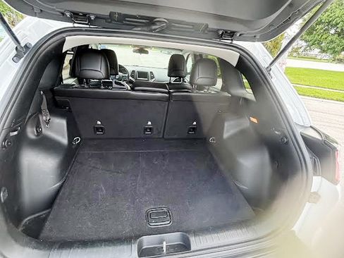 Used 2019 Jeep Cherokee Latitude Plus FWD image 13