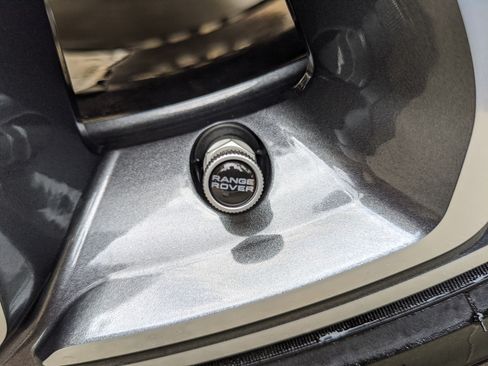 Used 2020 Land Rover Range Rover HSE image 32