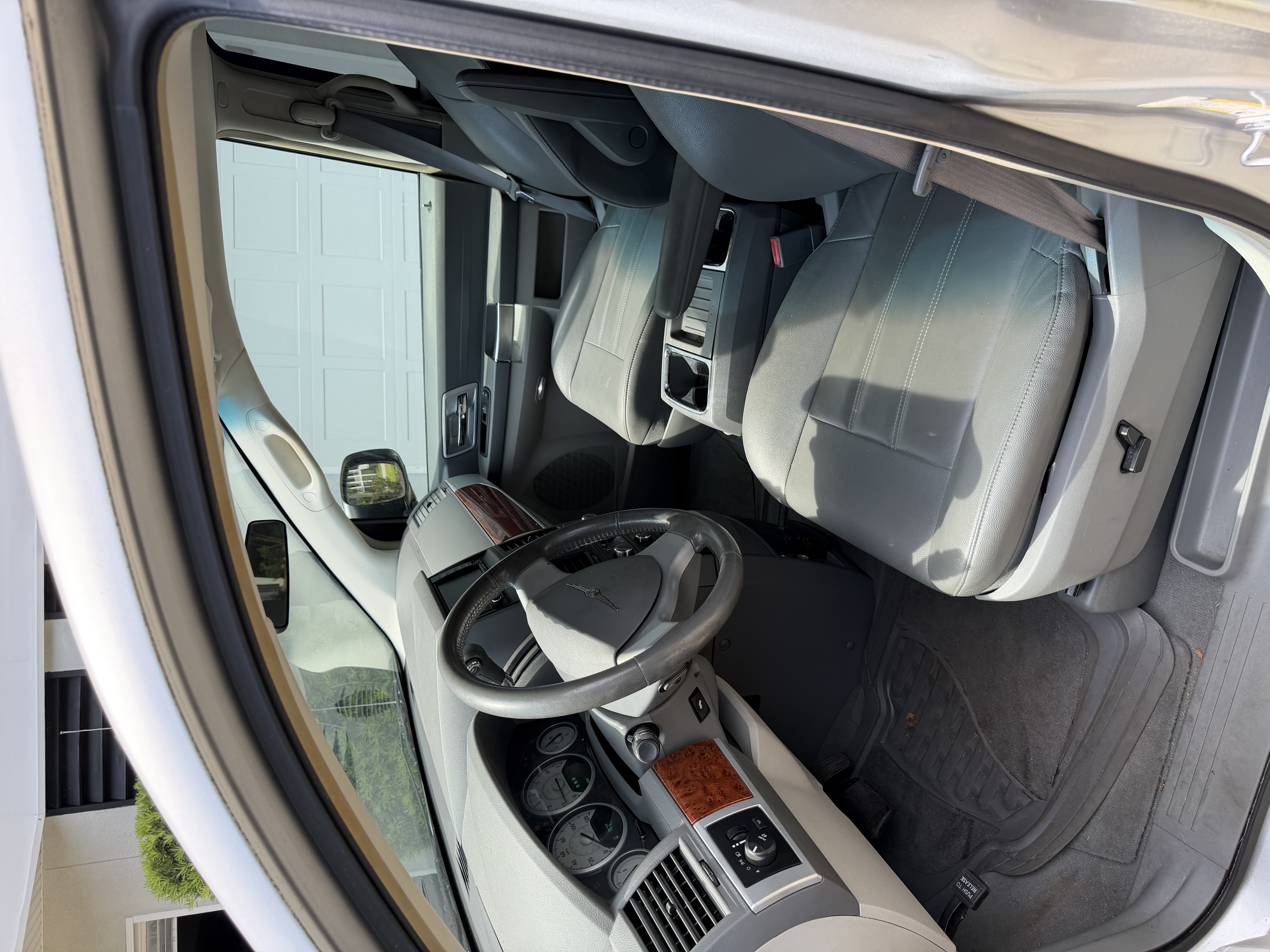 Used 2008 Chrysler Town & Country Touring FWD image 4