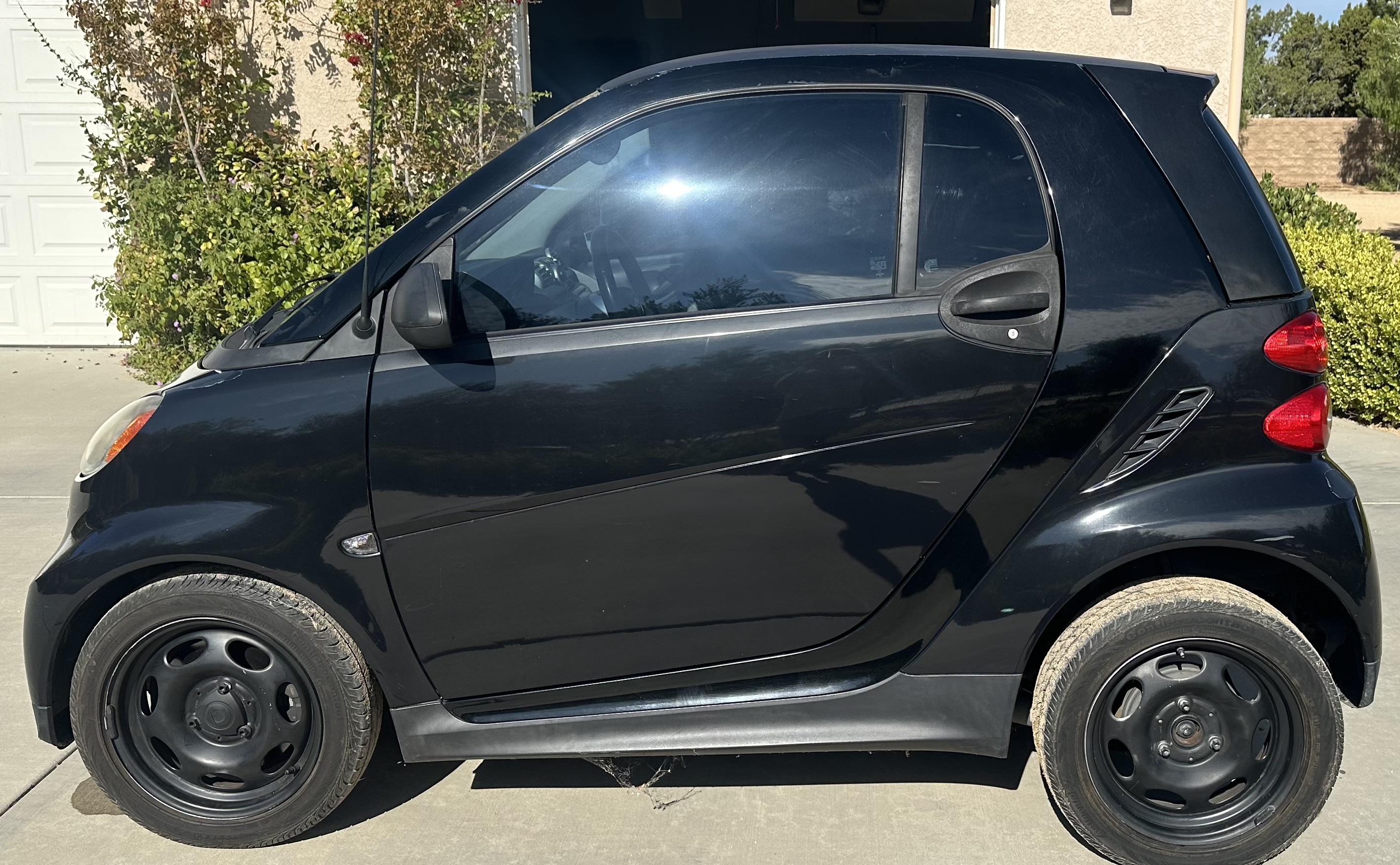 Used 2014 smart fortwo pure RWD image 2