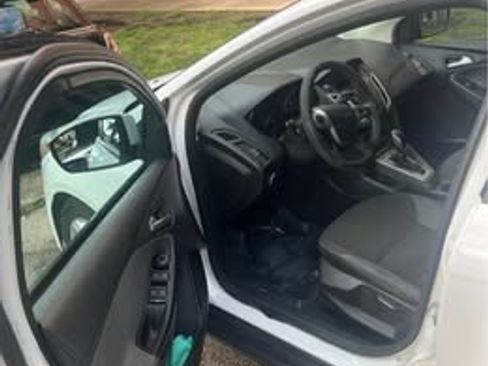 Used 2014 Ford Focus SE FWD image 2
