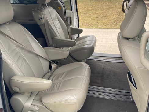 Used 2011 Toyota Sienna XLE image 15