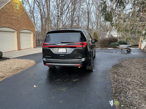 Used 2023 Chrysler Pacifica Limited w/ Uconnect Theater Family Group image 9