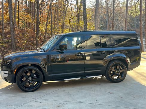 Used 2023 Land Rover Defender 130 SE image 5