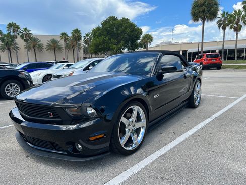 Used 2011 Ford Mustang GT Premium image 2
