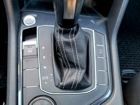 Used 2021 Volkswagen Tiguan SE w/ Panoramic Sunroof Package image 14