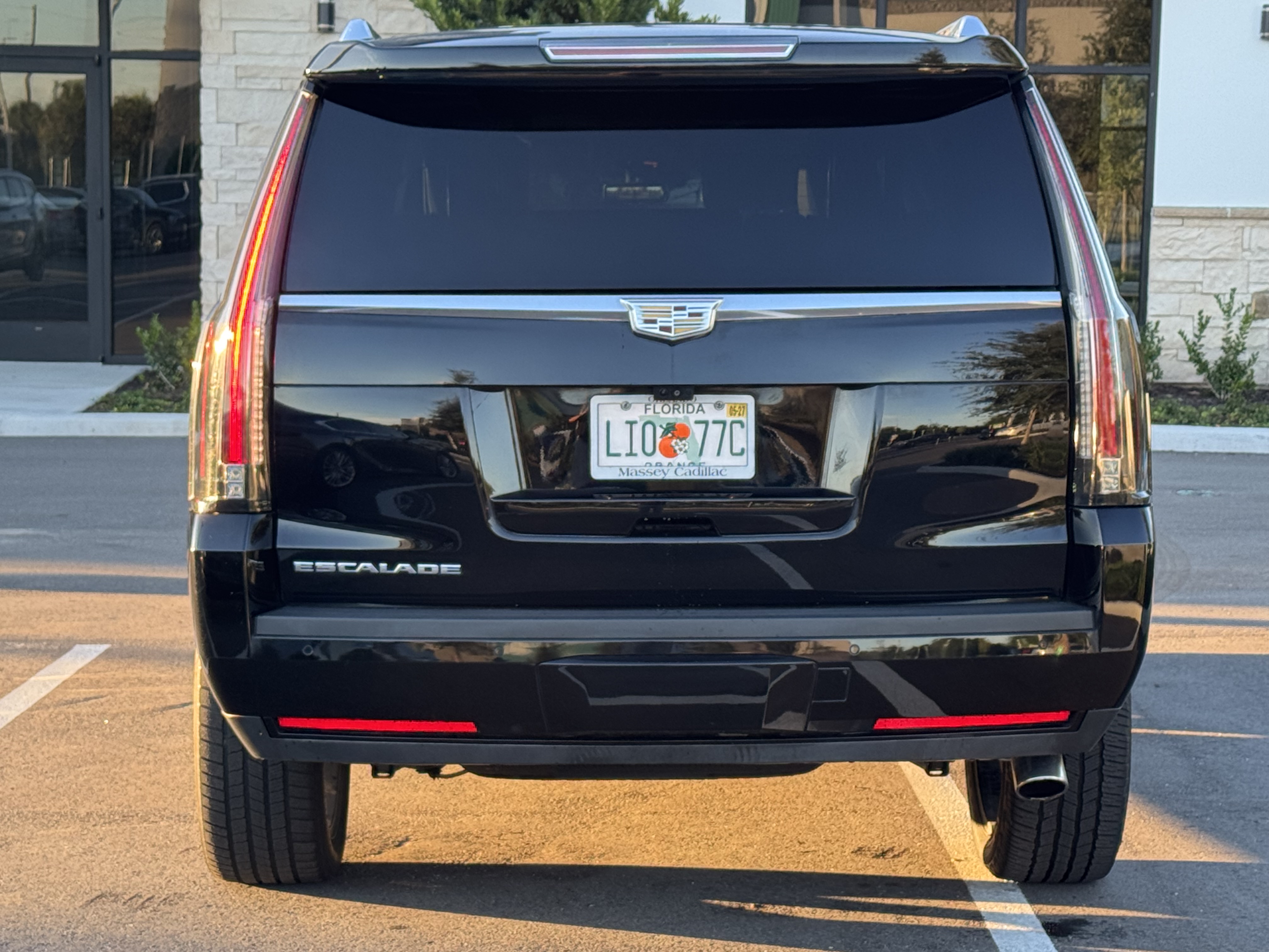 Used 2019 Cadillac Escalade Luxury RWD image 2