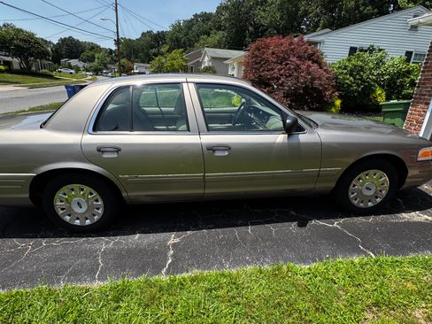 Used 2005 Ford Crown Victoria RWD image 2