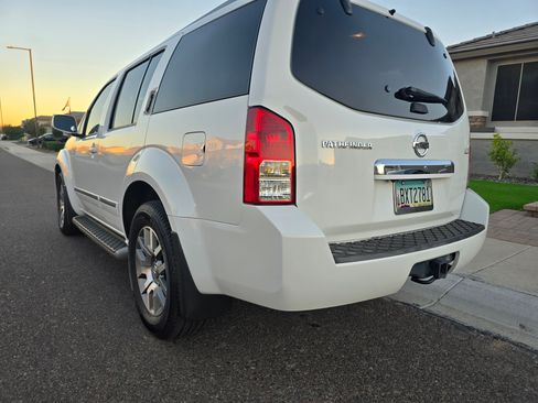 Used 2010 Nissan Pathfinder LE w/ Navigation Pkg image 2