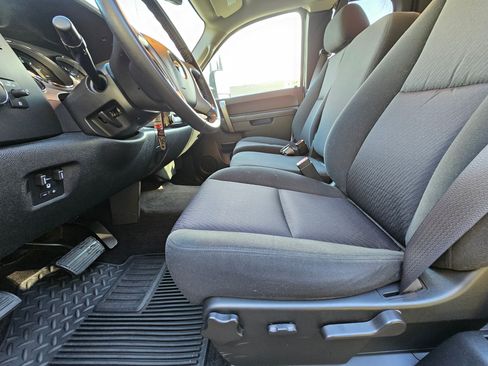 Used 2011 Chevrolet Silverado 2500 LT w/ Interior Plus Package image 18