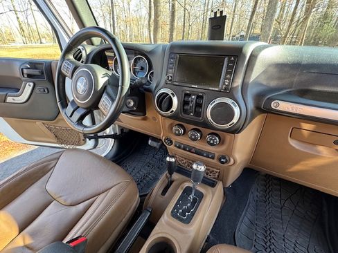 Used 2016 Jeep Wrangler Unlimited Sahara w/ Connectivity Group image 17