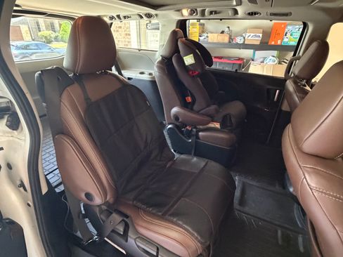 Used 2015 Toyota Sienna Limited Premium FWD image 10