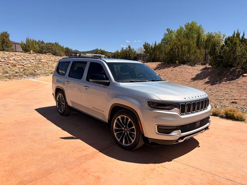 Used 2023 Jeep Wagoneer Series III w/ Premium Group I AWD/4WD image 1