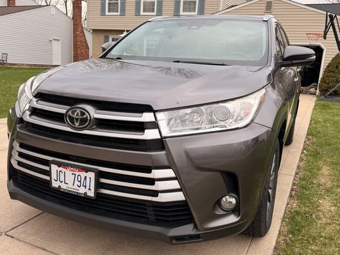 Used 2017 Toyota Highlander XLE image 4