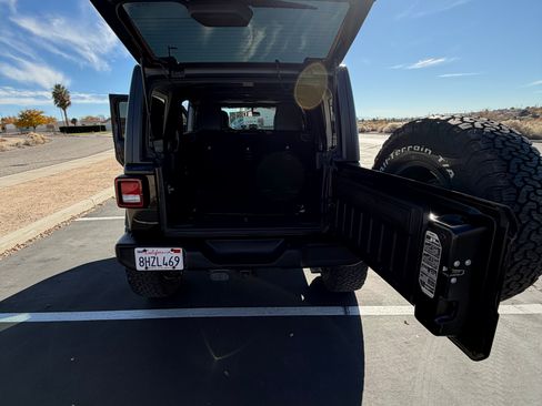 Used 2018 Jeep Wrangler Unlimited Sport image 12