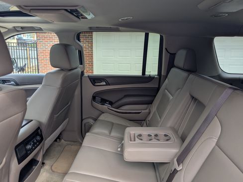 Used 2018 Chevrolet Suburban LT image 26