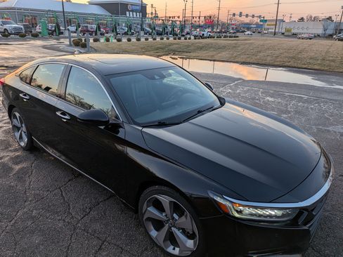 Used 2018 Honda Accord Touring image 6