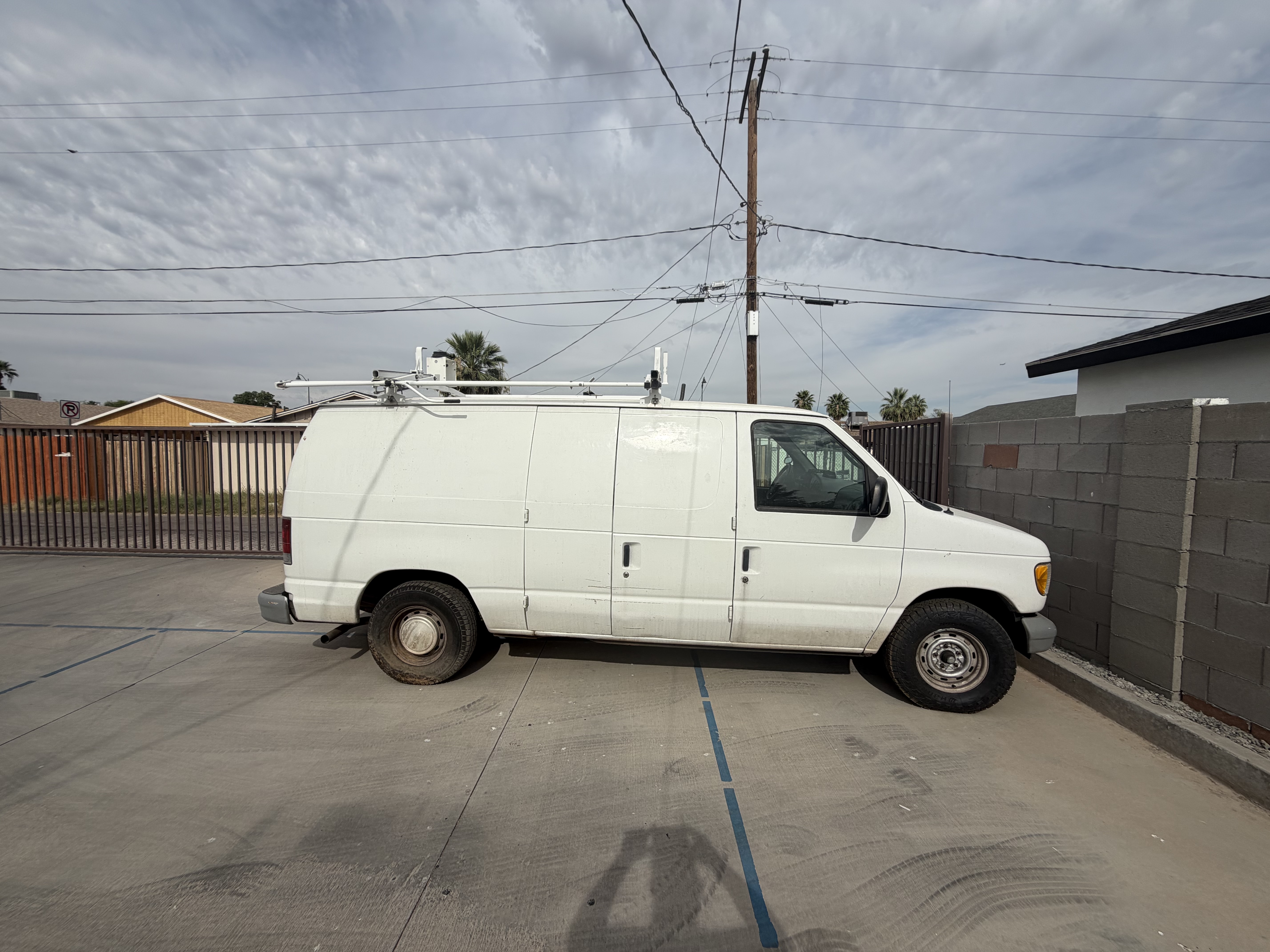 Used 2001 Ford E-150 and Econoline 150 RWD image 1